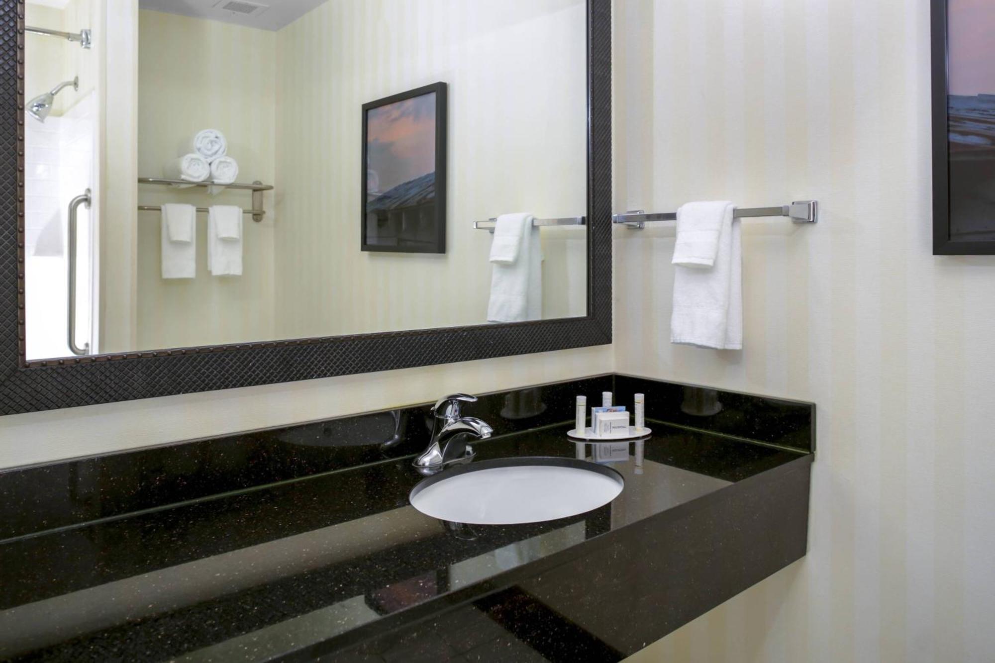 Fairfield Inn & Suites Милледжвилл Экстерьер фото